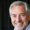 Hombre de mediana edad sonriente
